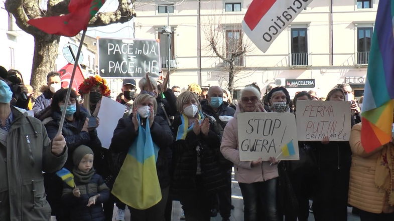 Il dolore degli ucraini a Castrovillari: studenti e cittadini in piazza per dire No alla guerra di Putin