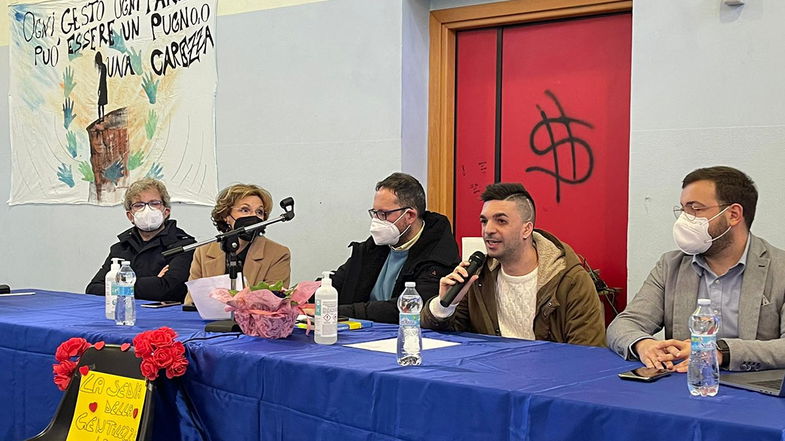 I ragazzi di Spezzano discutono di bullismo con Raffaele Capperi, l'autore di 