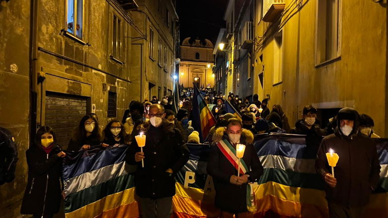 Mormanno dice No alla guerra: fiaccole, bandiere e parole di pace hanno illuminato il borgo di speranza