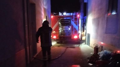 Nella notte, fiamme in una palazzina a Fabrizio: determinante il tempestivo intervento dei soccorsi