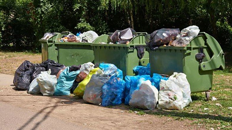 Ennesimo blocco a Bucita, si riaccende l’emergenza rifiuti: cumuli di spazzatura a terra