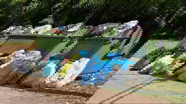 Ennesimo blocco a Bucita, si riaccende l’emergenza rifiuti: cumuli di spazzatura a terra