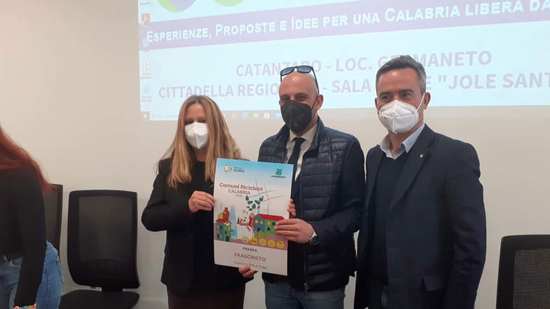 Frascineto riceve il premio Legambiente per la raccolta differenziata