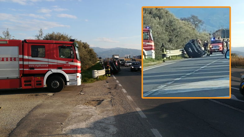 Ancora un incidente sulla Statale 106 auto si ribalta sulla carreggiata: tre feriti