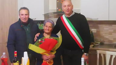 Montegiordano celebra nonna Angelina: 101 anni «di straordinaria di lucidità e brillantezza»