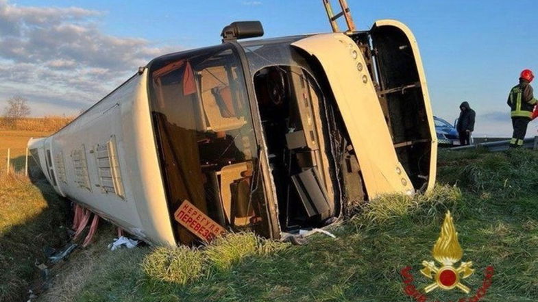 Si ribalta in autostrada un bus di profughi ucraini: c'è un morto