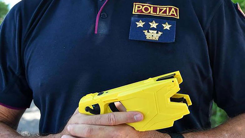 Il taser l'arma non letale in dotazione agli agenti di Reggio Calabria