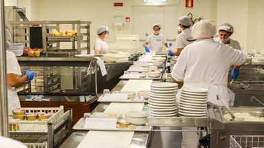 Crisi del settore della ristorazione collettiva: lavoratrici e lavoratori rischiano fame e povertà 