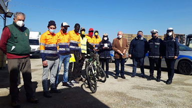 A Policoro donati gilet catarifrangenti per gli operai agricoli che raggiungono il posto di lavoro a piedi o in bici