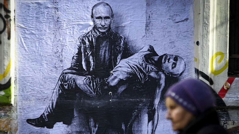 A Sofia il murales con Putin che evoca la Pietà di Michelangelo