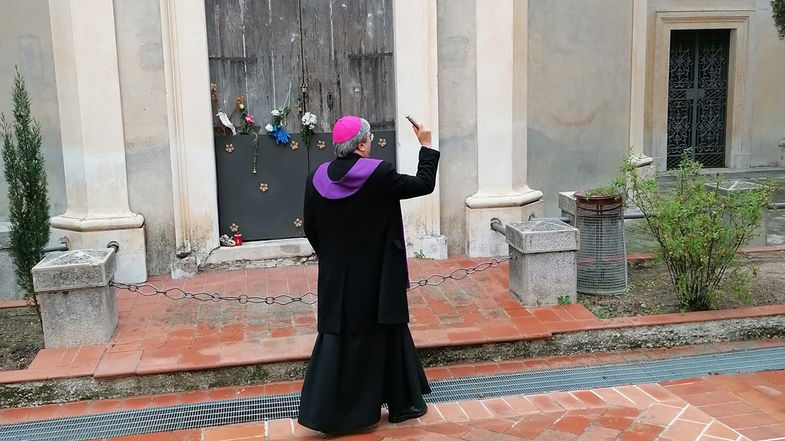 Giornata nazionale vittime del Covid: il vescovo Savino in visita al cimitero