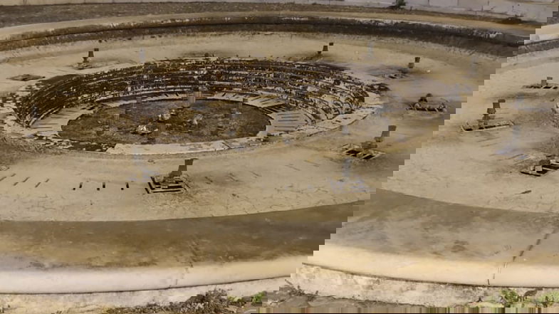 Atti vandalici a Policoro: ignoti distruggono la fontana di piazza Roma