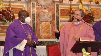 Il vescovo Savino ad Albidona per benedire i venticinque anni di sacerdozio di padre Roger