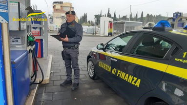 Caro carburanti: nel cosentino sanzioni della Finanza per oltre 740 mila euro