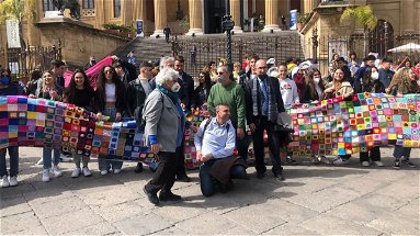 Asse Calabria-Sicilia con la Sciarpa della Pace: «Uniti per l’Ucraina»