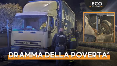 Per riscaldarsi accende un fuoco nel cassone di un camion e si addormenta