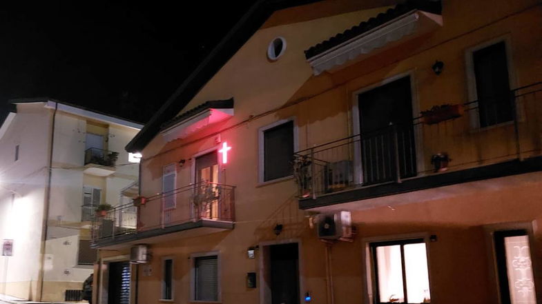 Corigliano più suggestiva che mai con le croci luminose dei balconi 