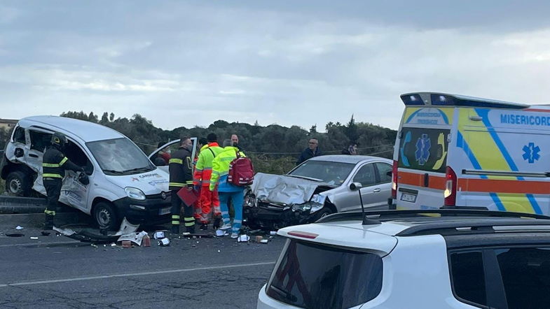 Ancora un incidente sulla SS106: scontro frontale tra due auto. Una finisce fuori strada 