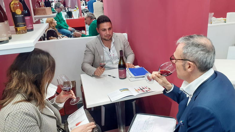 Una Calabria che profuma di vino: l’azienda Feudo porta il sapore dei vigneti calabresi al Vinitaly 