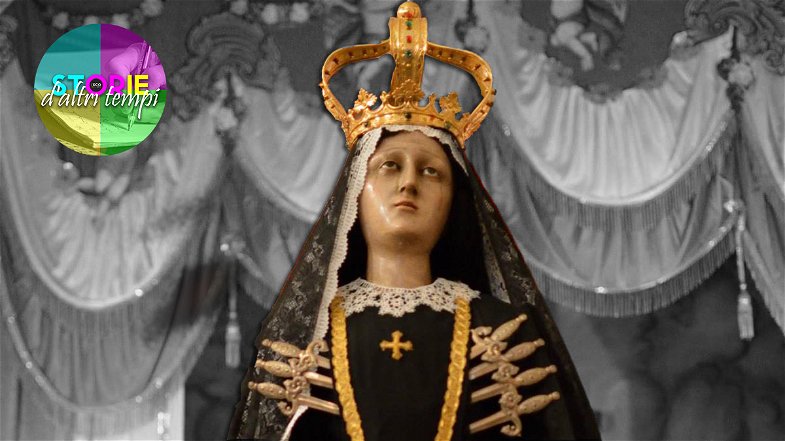 Fiamme tremule e “tocchite” nella notte del Venerdì Santo a Campana: l’Addolorata accompagna il Figlio al sepolcro