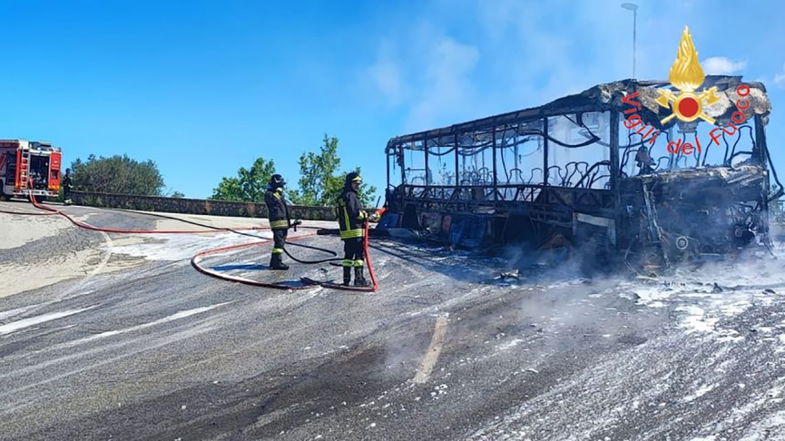 Attimi di paura nel cosentino: va a fuoco un autobus di Ferrovie della Calabria