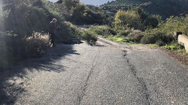 Strade non più agibili, frane e voragini: triste esito di una gestione fallimentare