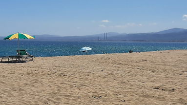 I primi ombrelloni sulla costa di Co-Ro... irrompe la voglia d'estate