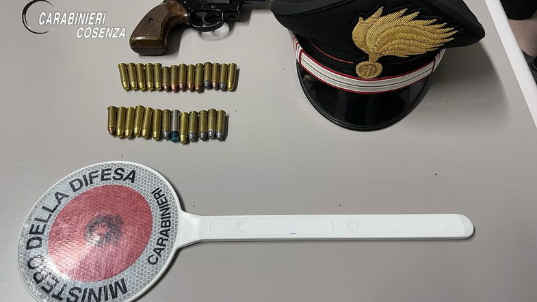 In fuga dai Carabinieri, getta dal finestrino armi e munizioni: arrestato 50enne a Castrovillari