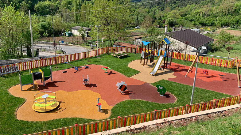 A Laino Borgo inaugurato il parco giochi per i più piccoli, immerso nella natura