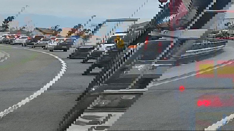 Congestione del traffico a Co-Ro, tra code sfiancanti e mancanza di percorsi alternativi alla SS 106
