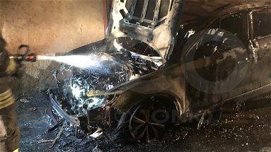 Nella notte a fuoco un'auto a Cantinella: doveva ancora essere immatricolata