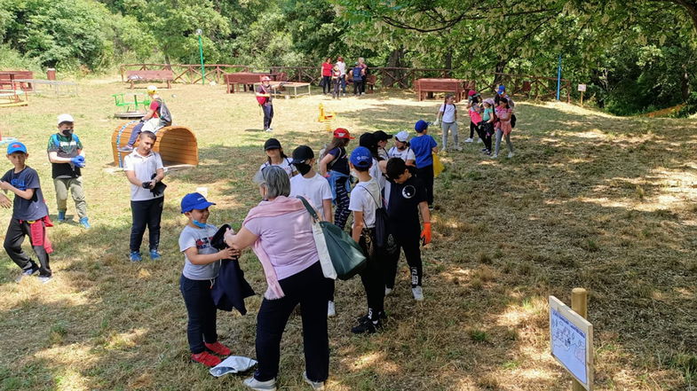 San Demetrio Corone si colora di primavera: gli studenti piantano 5 alberi di ciliegio nell’area pic-nic