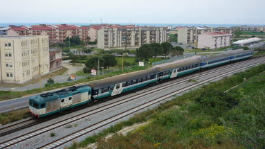 Stazioni rimesse a nuovo, ma da Sibari a Rocca Imperiale non transita nessun treno regionale 