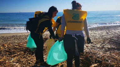 Legambiente fa educazione ambientale sulla spiaggia Bandiera Verde di Mirto: al bando la plastica