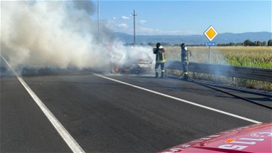 Sibari: auto in corsa prende fuoco, salvo il conducente