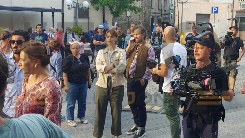 Paola Cortellesi e Carlo Cracco a passeggio tra le cantine e i telai di Longobucco