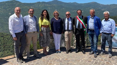 La Succurro in visita ad Albidona rimane estasiata dai panorami e dalla storia dell'alto Jonio cosentino