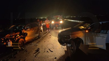 Un altro incidente sulla Statale 106: coinvolte tre auto. Ci sono due feriti