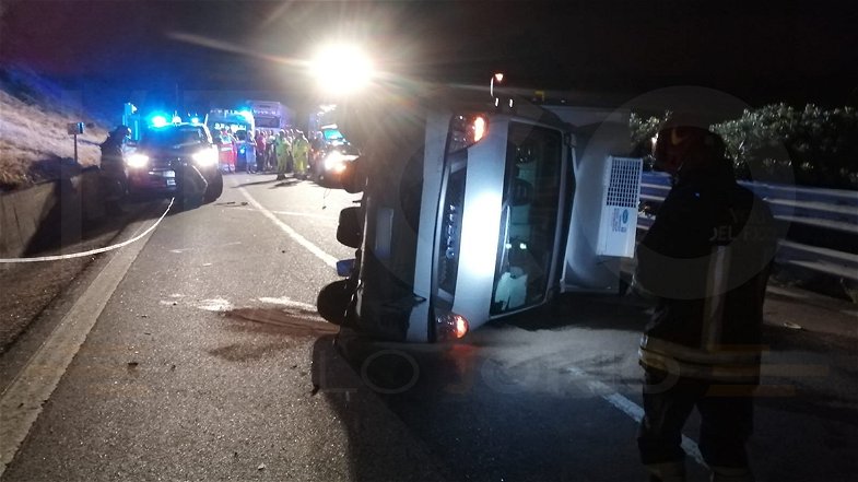 Incidente nella notte sulla A2 allo svincolo di Sibari: un auto finisce sotto un furgone