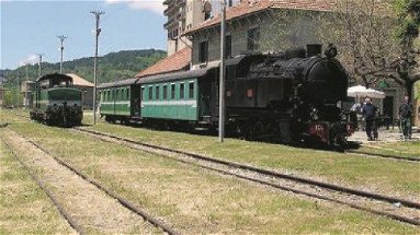 Ferrovie della Calabria e quel meraviglioso assist alla Caritas: parte il “treno della solidarietà” 