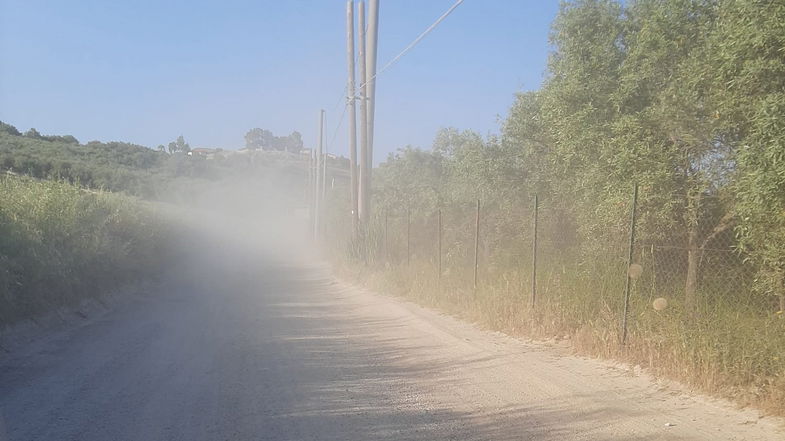 Via Cannata, una strada sterrata nel cuore del centro urbano di Corigliano