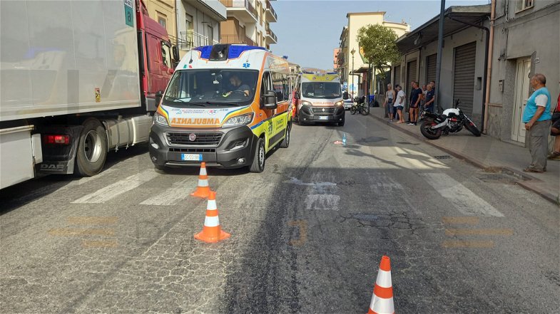 Incidente sulla Statale 106, investito un pedone a Crosia Mirto: ambulanze sul posto