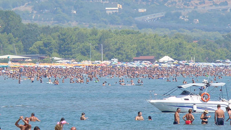 Sold-out di bagnanti ieri sulle spiagge della Sibaritide, in migliaia hanno invaso la costa