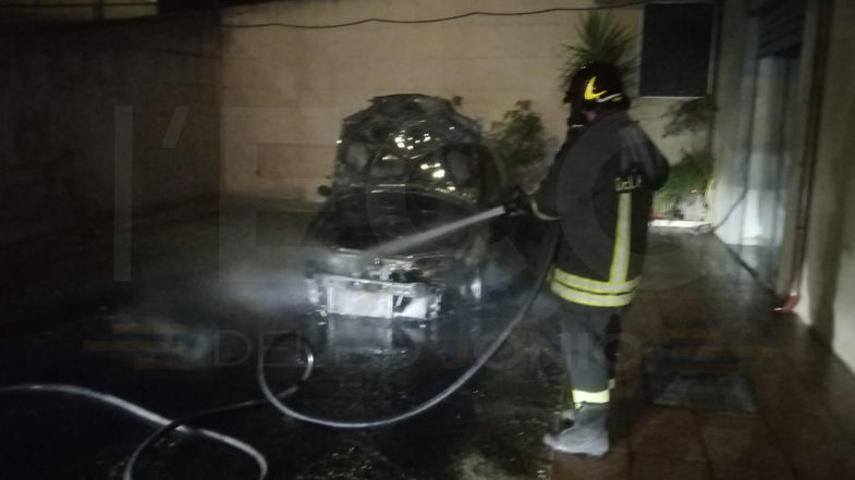 Un incidente frontale sulla SS106 e l'ennesimo incendio autovettura a Corigliano-Rossano