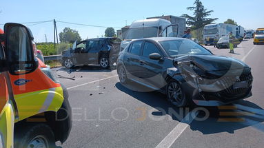 Maxitamponamento sulla SS 106 a Santa Lucia: almeno 5 mezzi coinvolti