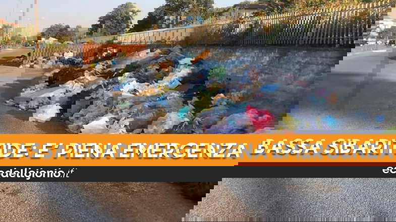 Nel basso Jonio cosentino l'estate scorre tra cumuli di rifiuti, turisti esterrefatti ma anche tanti incivili