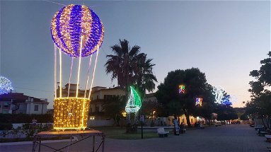 Schiavonea, la villetta di piazzetta Portofino si illumina con i motivi del mare
