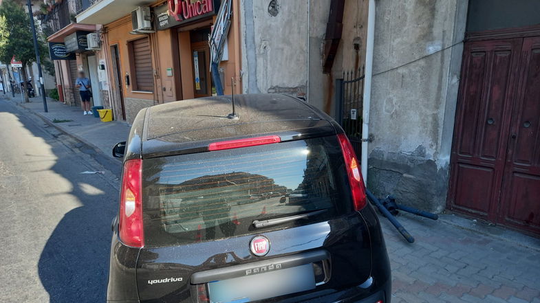 Esce fuori strada e invade il marciapiede: panico nel centro urbano di Mirto