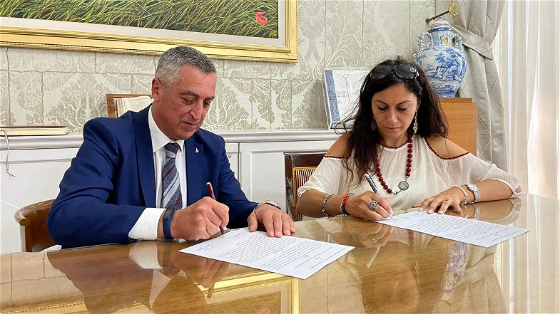Provincia di Cosenza, la presidente Succurro firma il protocollo d'intesa con i Vigili del Fuoco