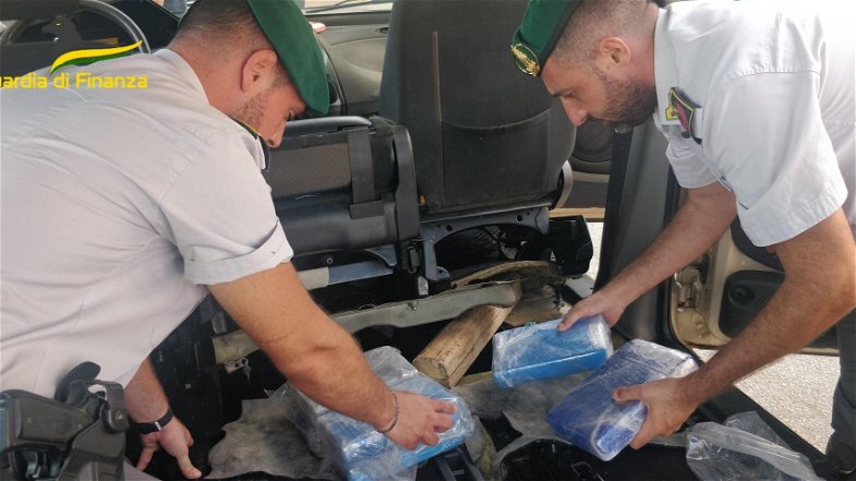 Bloccato sull’autostrada del Mediterraneo con 60 chili di cocaina, arrestato dalle Fiamme Gialle